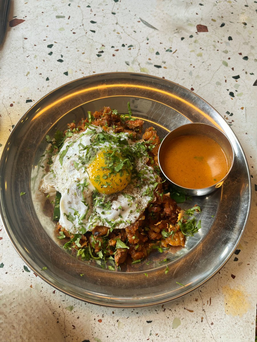 hkarteek's tweet image. if you’re in Pune, please go to We Idli Wale near Balewadi High Street, order the idli mutton/idli chicken, ghee roast mutton, kottu parotta and some lovely cocktails. thank me later