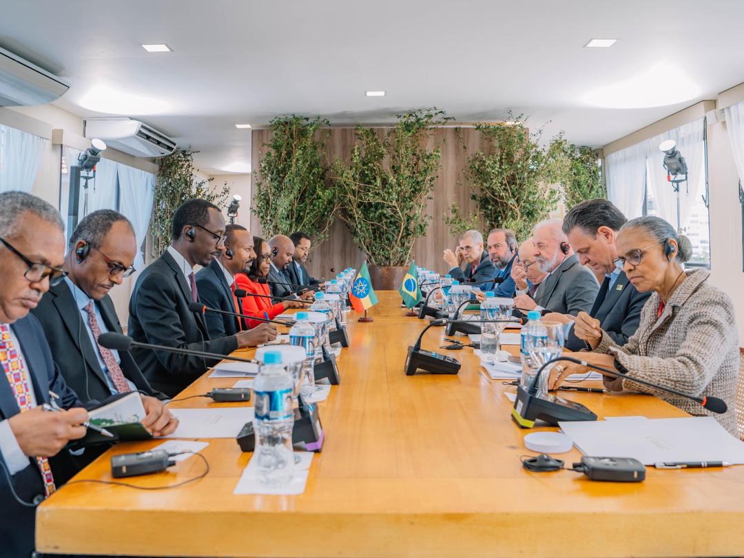AbiyAhmedAli's tweet image. Ahead of the 17th BRICS Summit in Rio de Janeiro, I had the pleasure of meeting with President @LulaOficial to discuss bilateral and multilateral issues. Our meeting today marks another step forward in strengthening the relationship between our two nations, which has grown…