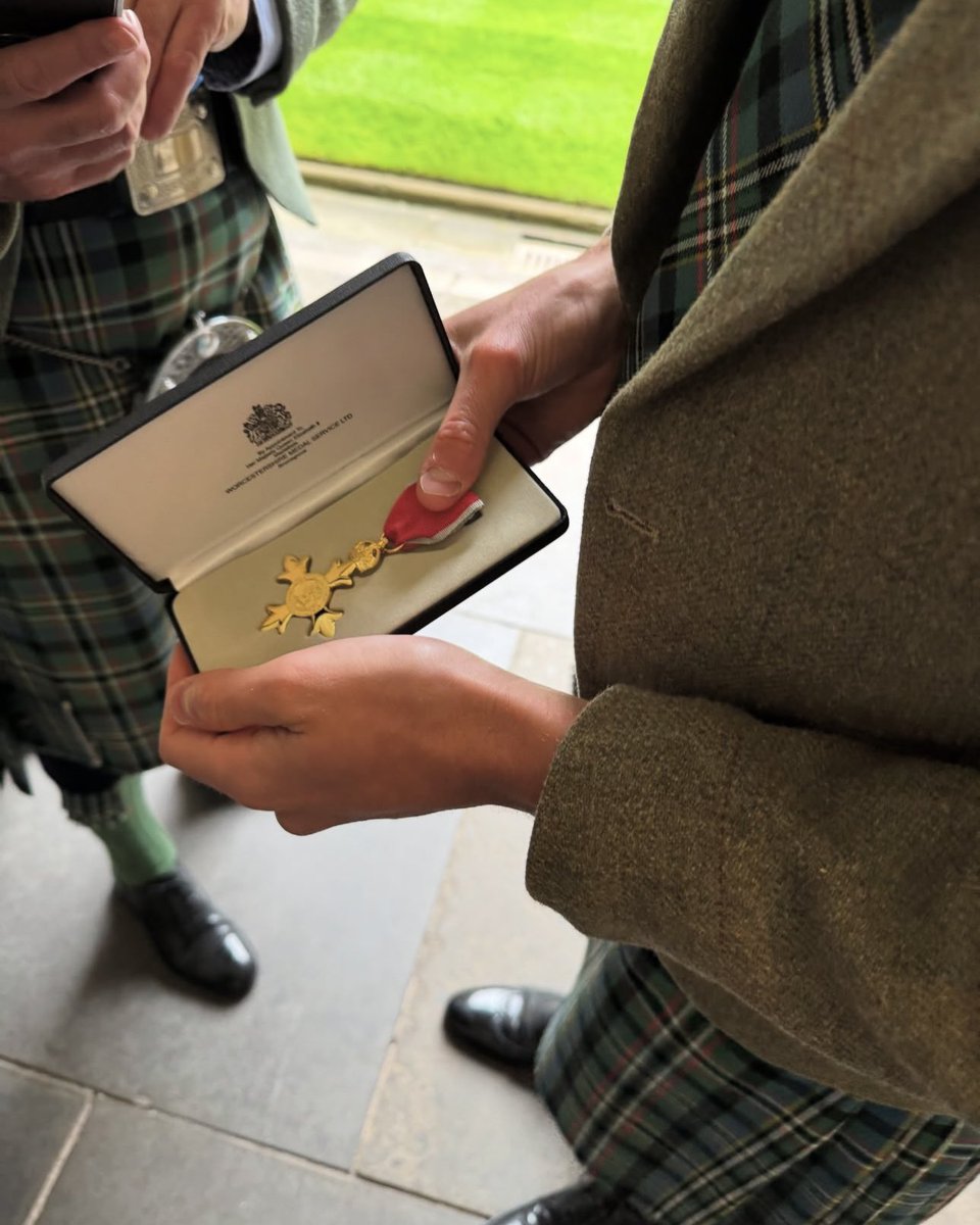OBE for Duncan Scott 🎖️👑

Huge congratulations to Duncan, who received the award from King Charles for his services to swimming 🙌
 
A huge honour for an incredible swimmer… and it’s not over yet. Next stop: World Champs in Singapore 🔥
 
📸: dunks_scott