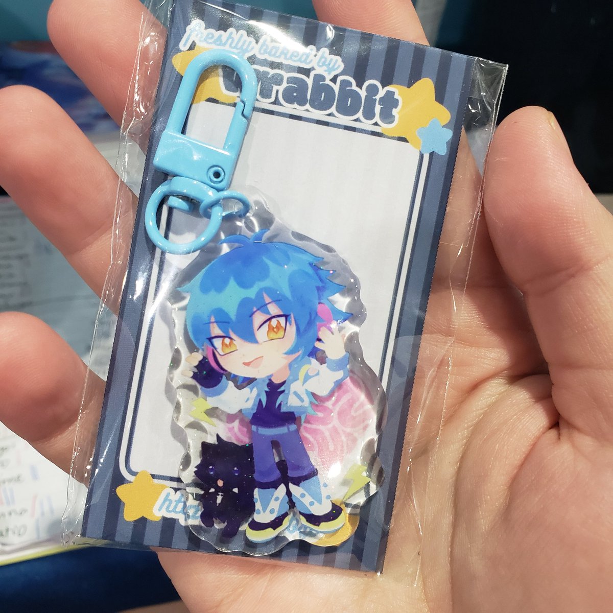 graywrabbit's tweet image. Customer: what character is this?
Me: this is aoba from dramatical murder :)
Cust: oh... I thought his name was Kevin
???????