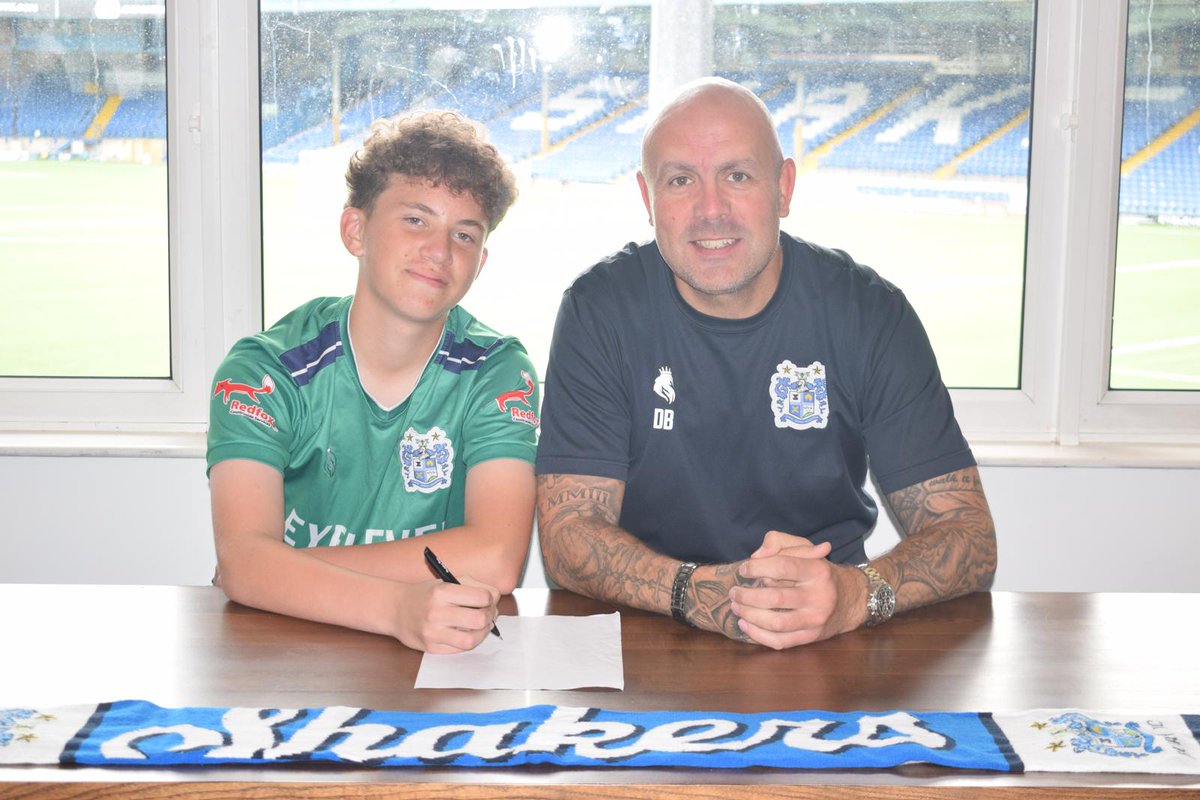 buryfcjuniors's tweet image. It's been a very busy day at Gigg Lane with lots of girls down for the girls takeover and junior players signing on day.

⚪️🔵

#buryfc #partofit #buryfcjuniors #buryfcfamily