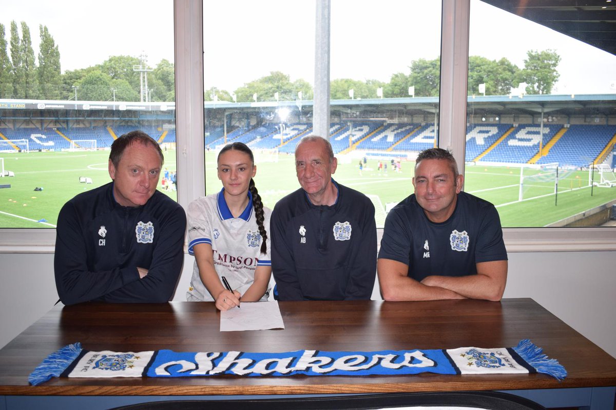 buryfcjuniors's tweet image. It's been a very busy day at Gigg Lane with lots of girls down for the girls takeover and junior players signing on day.

⚪️🔵

#buryfc #partofit #buryfcjuniors #buryfcfamily