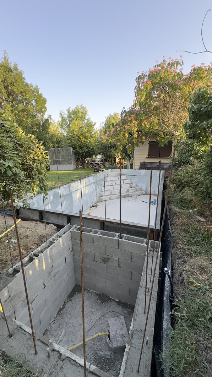 robb_schmidt's tweet image. Moving slow on #buildingapool but moving forward. Finished the filters room today, will mount the pool liner and do the wiring myself next week, hopefully. Soon ❤️