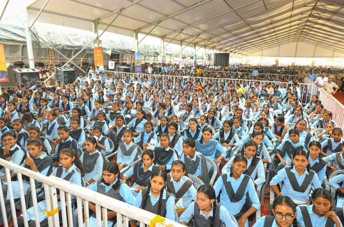 जनसभा या बालसभा?
बालोतरा के पादरू में आयोजित कार्यक्रम में सीएम भजनलाल शर्मा के दौरे को दिखावे की भीड़ में तब्दील कर दिया गया।

पढ़ाई का हक रखने वाली स्कूली छात्राओं को सभा में बैठाकर राजनीति चमकाई गई।

#पर्ची_राजस्थान_ले_डूबी