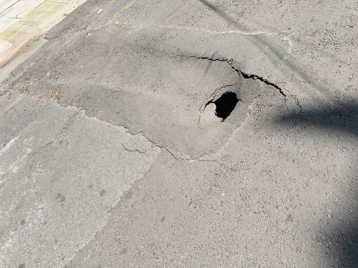 ivanmaya's tweet image. ⁦@sacmex1⁩ ⁦@BJAlcaldia⁩ ⁦@UCS_GCDMX⁩ ⁦@SSC_CDMX⁩ ⁦@locatel_mx⁩ señores, tenemos tremendo hoy en calle San Francisco 221 entre Romero de terreros y división del norte colonia del valle, pinta para socavón considerable