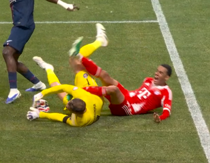 besoccer_ES's tweet photo. Gravísima lesión de Musiala, que ha podido romperse el tobillo

Donnarumma, muy afectado tras el choque, que ha sido fortuito https://t.co/TU9MAAQi4U