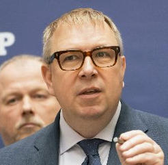 nezvany_host's tweet photo. Existuje vůbec Alena Schillerová? Není to náhodou jen Aleš Juchelka s parukou? Viděl je někdo někdy současně? https://t.co/VZJuZYj4DW