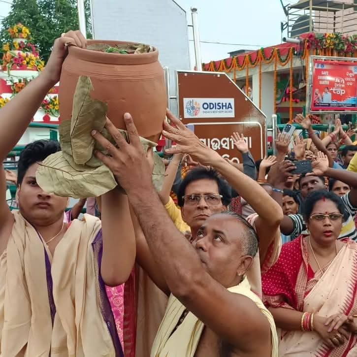 Stitiprangya10's tweet photo. ମାଉସୀମା ହାତ ଗଢ଼ା ପୋଡ଼ ପିଠା 
ଲାଗେ ତୋତେ କେତେ ଭଲ 
ଦ୍ୱାପର ଯୁଗରେ ନନ୍ଦ ରାଜା ଘରେ 
ସର ଲବଣିର ତୁଲ୍ୟ | https://t.co/QSfGzc5vES
