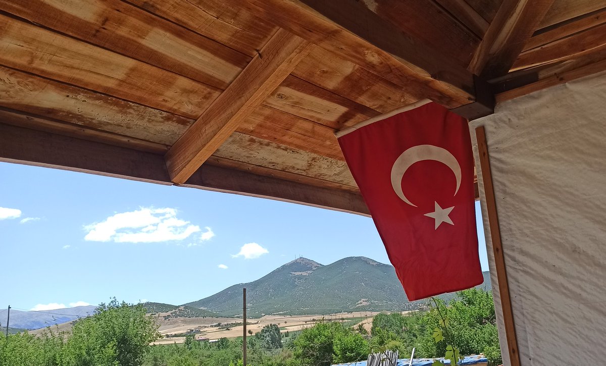 Seninle övünürüm
Senin gölgende hürüm 🇹🇷