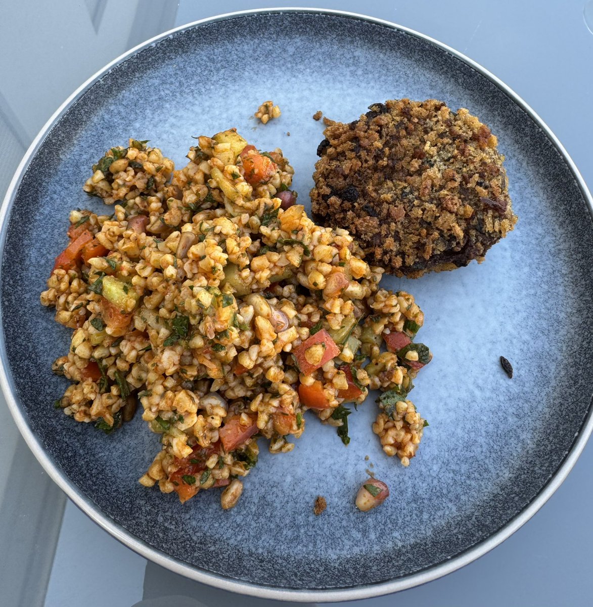 Bulgursalat mit Lammfrikadellen. Saulecker! #twitterrudel