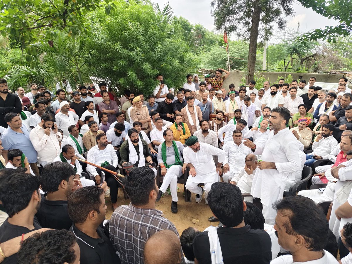 आज हरियाणा, फरीदाबाद के गाँव #अनगपुर  में बड़े भाई <a href="/atulpradhansp/">Atul Pradhan</a> व <a href="/JGharbara/">Vikas Jatan Pradhan</a> जी के साथ पहुँचकर भाजपा सरकार के तानाशाही रवैया के चलते अपने आशियानों( घरों) को बचाने की जद्दोजहद में जुटे लोगो से मिलकर उनका दर्द साझा किया ! इस विपदा में हम सब उनके साथ है!!✊🏻✊🏻