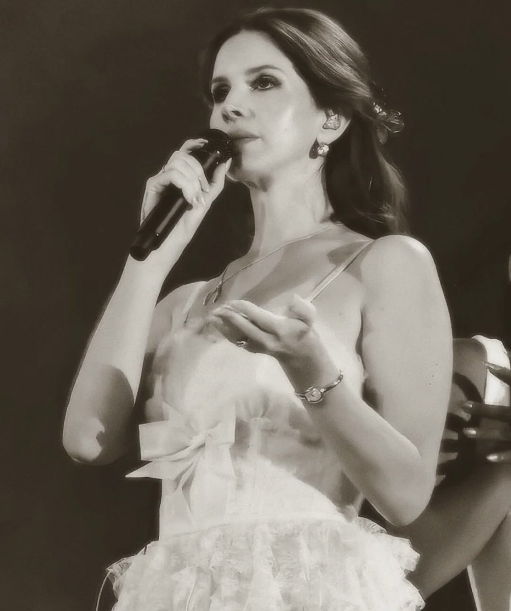 Lana Del Rey stuns at Glasgow.