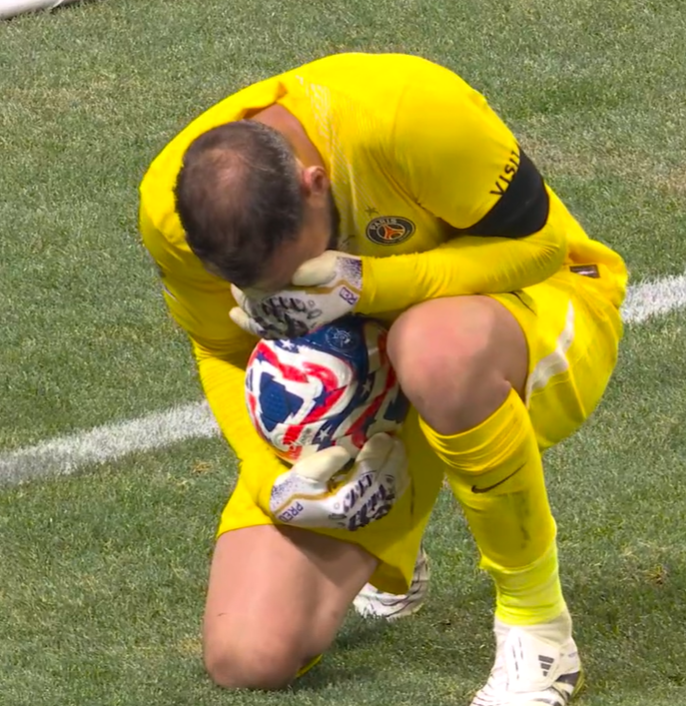besoccer_ES's tweet photo. Gravísima lesión de Musiala, que ha podido romperse el tobillo

Donnarumma, muy afectado tras el choque, que ha sido fortuito https://t.co/TU9MAAQi4U