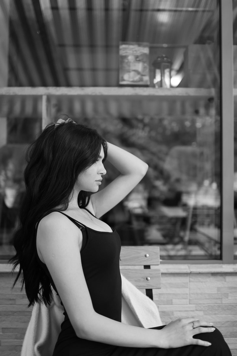 TeyyShy's tweet image. Sometimes black and white conveys more emotion than bright colors 🖤🤍 Are you more into colorful moments or the quiet hues of life?