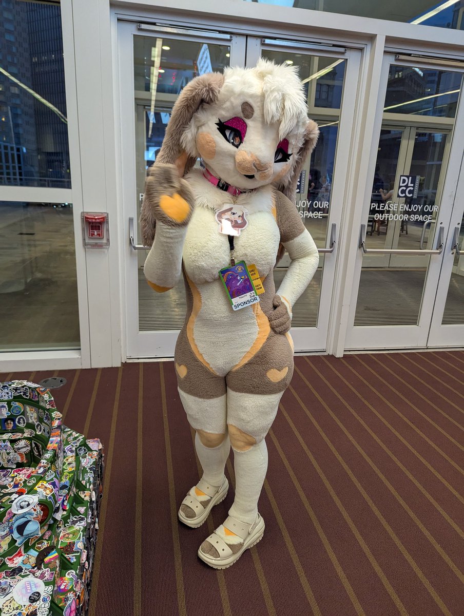 I will be in the #Anthrocon fursuit parade just an hour from now!! Catch me there!!!