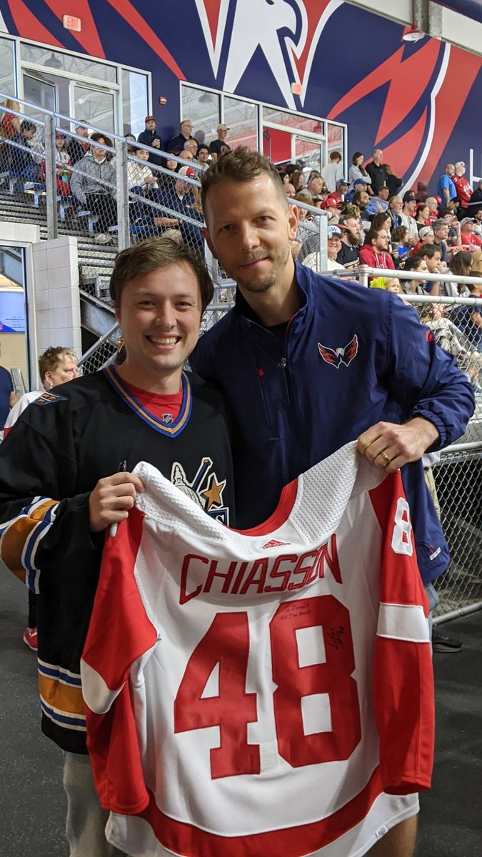 JonoWilliam's tweet photo. @Capitals @TerrierHockey It happened! Thanks Alex! It was awesome meeting you! https://t.co/72eUcdajNr