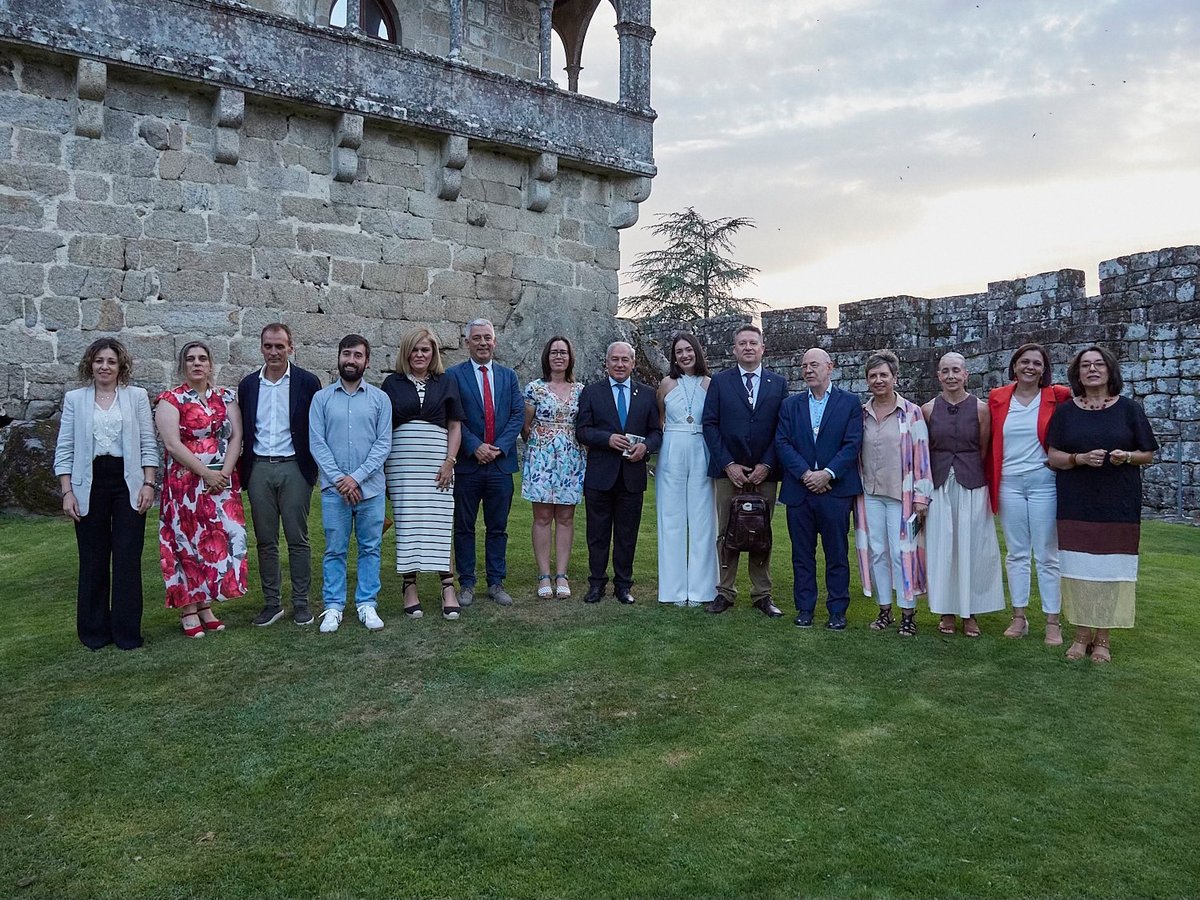 Política Lingüística (@sxpl) on Twitter photo 🔵 <a href="/valentin_garci/">Valentín García Góme</a> participou esta semana na entrega dos Premios Lois Peña Novo. O secretario xeral da Lingua felicitou aos premiados “por ter presente o galego e poñelo en valor, sendo exemplo de como se pode traballar polo seu uso e prestixio”. 🔵 <a href="/valentin_garci/">Valentín García Góme</a> participou esta semana na entrega dos Premios Lois Peña Novo. O secretario xeral da Lingua felicitou aos premiados “por ter presente o galego e poñelo en valor, sendo exemplo de como se pode traballar polo seu uso e prestixio”.