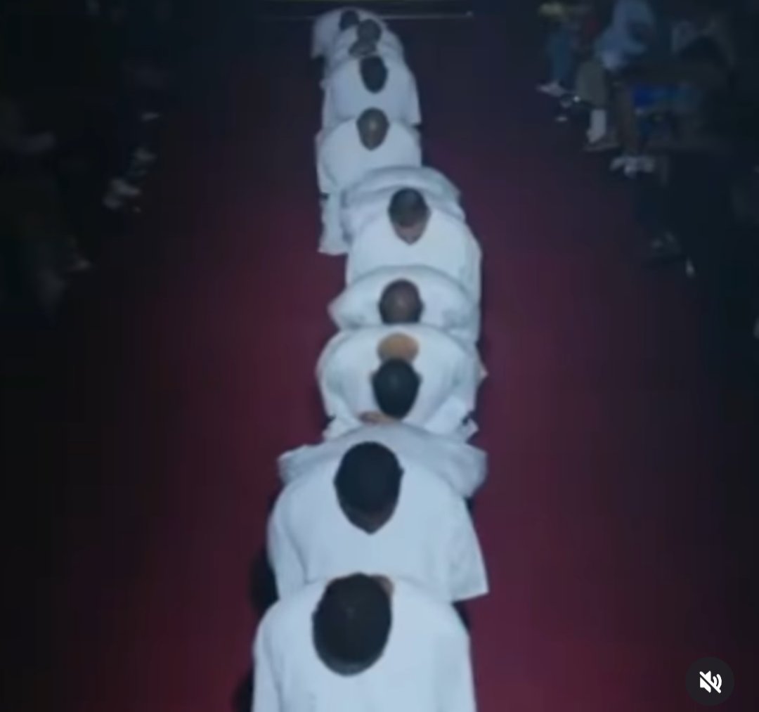 El desfile de modas en París le rindió homenaje a los maras, dígame si el mundo no está de cabeza. Un homenaje a los delincuentes que tenían secuestrado El Salvador. 
Gracias <a href="/nayibbukele/">Nayib Bukele</a> por salvar tu país del crimen internacional.