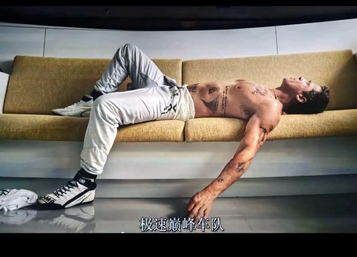 都去看F1！！！看得超级爽肾上腺素飙升！
而且皮特真的太太太帅了...往那一坐就是daddy...