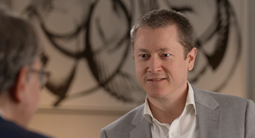 urotoday's tweet photo. Targeting lineage plasticity in #ProstateCancer with EZH2 inhibitor mevrometostat. @MikeSchweizerMD @fredhutch sits down with Oliver Sartor, MD @MayoClinic diving into #mevrometostat—an #EZH2 inhibitor tackling lineage plasticity in #mCRPC. Adding it to enzalutamide slashed progression risk by 49% (PFS: 6→14mo)! 🍽️ Food effect study = fewer side effects. Phase III trials incoming! 🔬🔥 #WatchNow > https://t.co/n2WyxLUYyZ