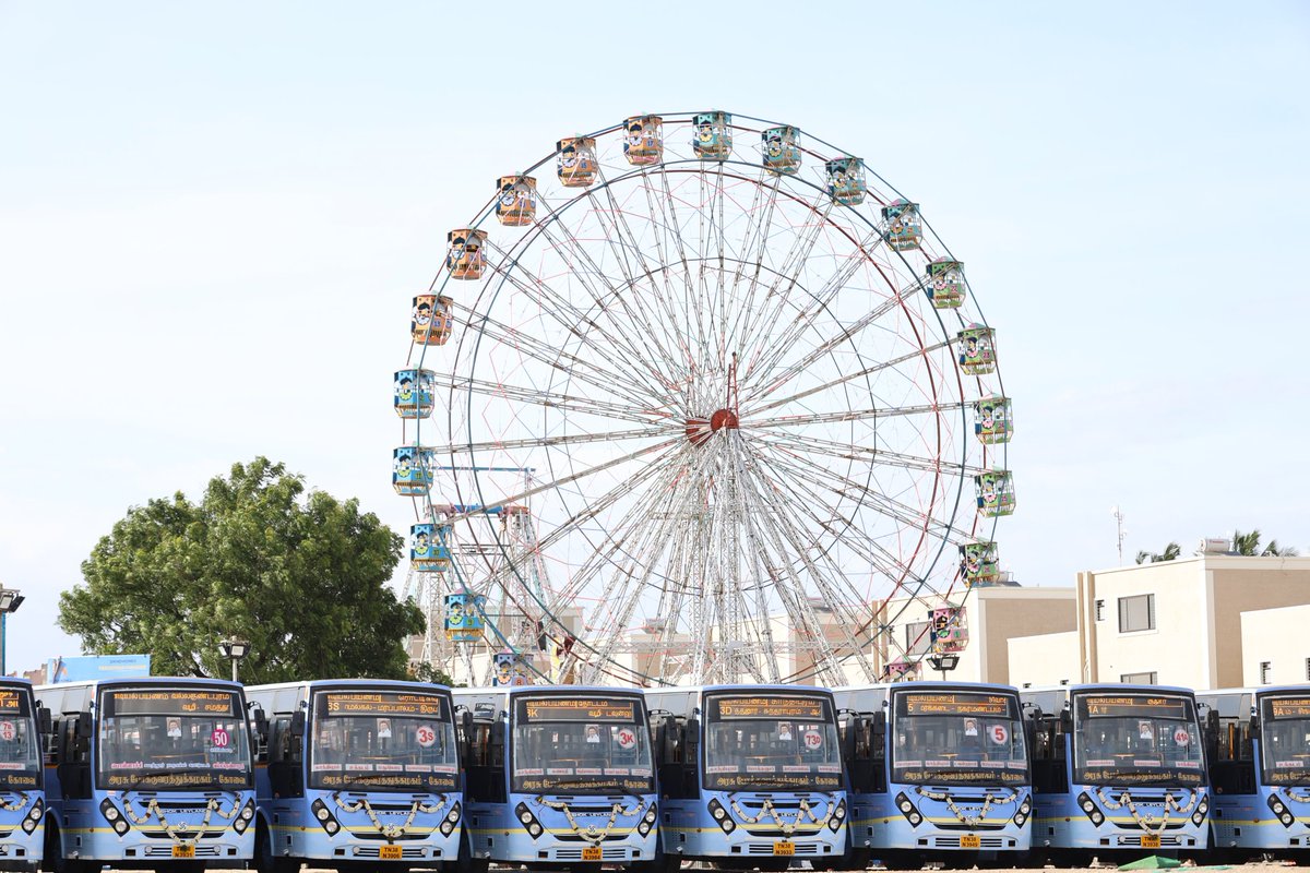 மாண்புமிகு தமிழ்நாடு முதலமைச்சர் தளபதி <a href="/mkstalin/">M.K.Stalin</a> அவர்களின் உத்தரவின்படி, கோயம்பத்தூர் கொடிசியா மைதானத்தில், தமிழ்நாடு அரசு போக்குவரத்து கழக கோவை கோட்டத்தின் சார்பில் "100 புதிய பேருந்துகளை" பொதுமக்கள் பயன்பாட்டிற்கு கொடியசைத்து  துவக்கி வைத்த போது.
உடன் மாவட்ட ஆட்சித் தலைவர்,