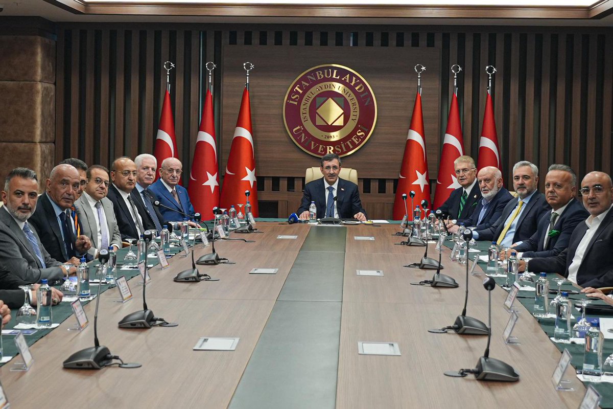 İstanbul Aydın Üniversitesi Batı Platformu toplantısında Cumhurbaşkanı Yardımcımız Cevdet Yılmaz beyi ağırladık.