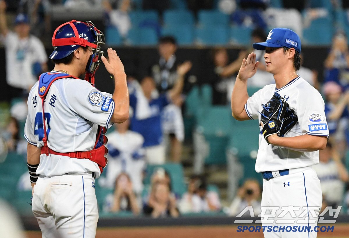 [포토] 삼성 강민호-이호성 '마무리 신고합니다' (출처 : 네이버 스포츠) naver.me/FPUboVXE