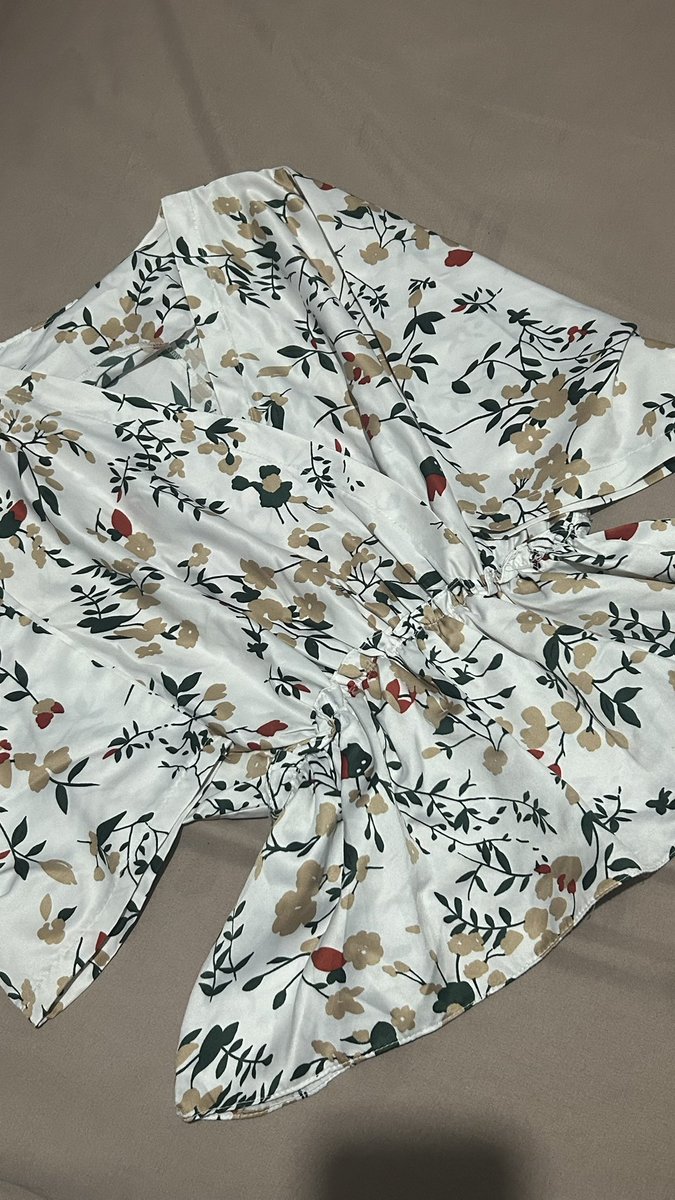 pizcheez's tweet photo. wts atasan blouse v neck bunga 💰45k bahannya alus bgt dingin ngga nerawang. modelnya kayak kimono gitu tp ada jaitannya jadi ngga bakal kebuka. ini pinggangnya ngga dikerut kerutin ya tapi emang ada karetnya😠

no minus cuma 1-2x pake, nego dm aja https://t.co/kA815XBEgE