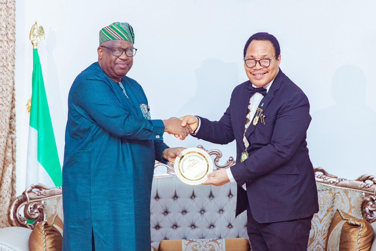 CalebMutfwang's tweet image. I had the honour of receiving the Supreme Knight of the Order of the Knights of Saint Mulumba (KSM), Sir Dr. Charles Mbelede, and his delegation at the New Government House, Rayfield.
In our meeting, I reaffirmed the indispensable role of the Catholic Church and its lay…