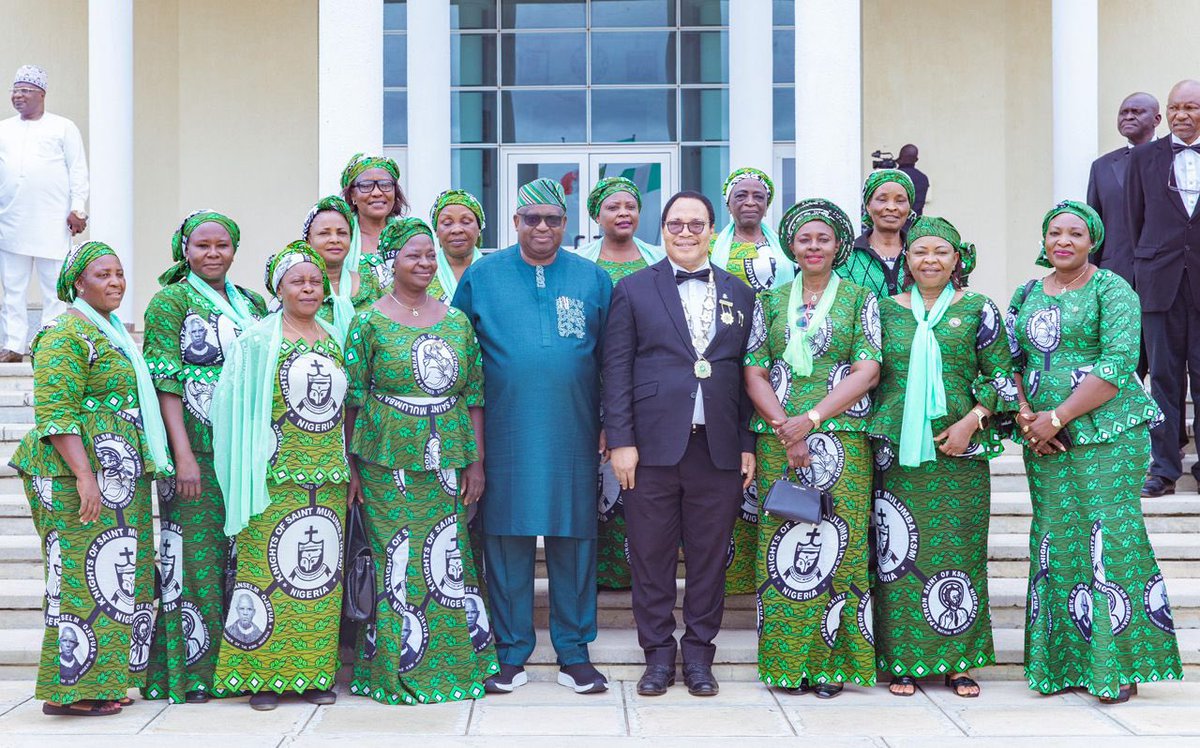 CalebMutfwang's tweet image. I had the honour of receiving the Supreme Knight of the Order of the Knights of Saint Mulumba (KSM), Sir Dr. Charles Mbelede, and his delegation at the New Government House, Rayfield.
In our meeting, I reaffirmed the indispensable role of the Catholic Church and its lay…