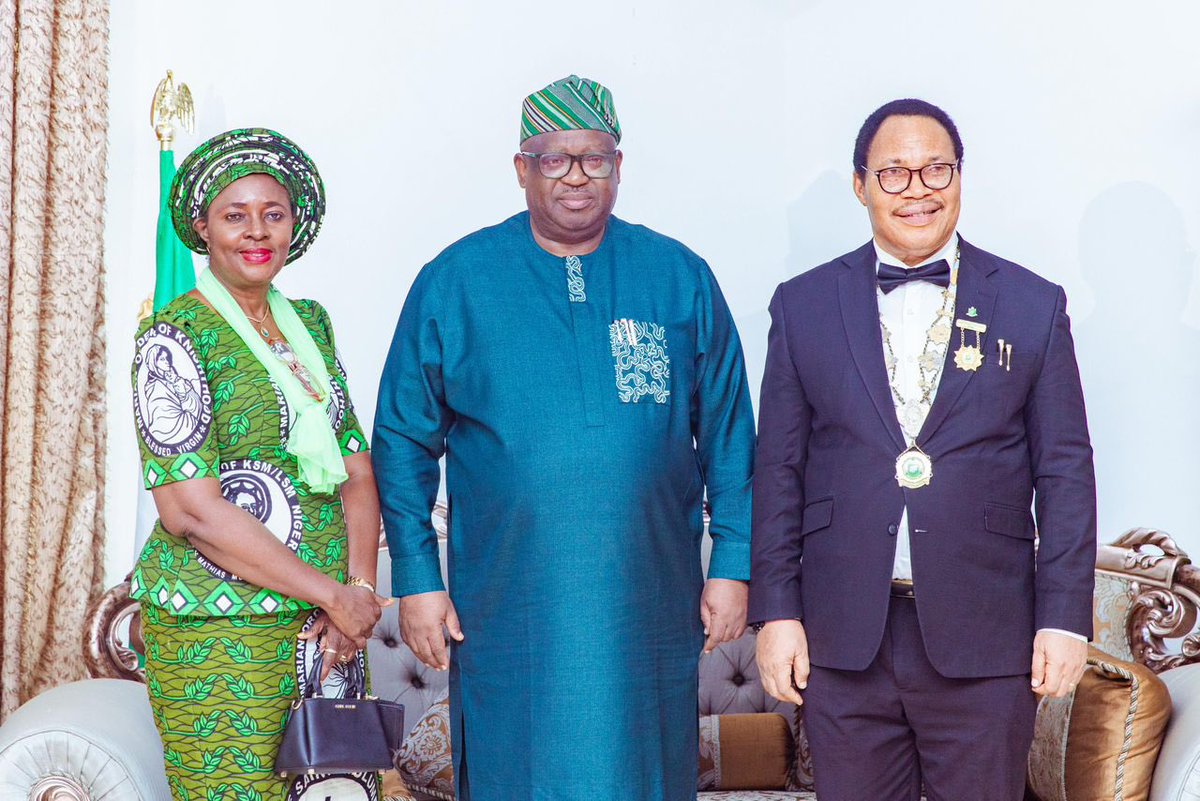 CalebMutfwang's tweet image. I had the honour of receiving the Supreme Knight of the Order of the Knights of Saint Mulumba (KSM), Sir Dr. Charles Mbelede, and his delegation at the New Government House, Rayfield.
In our meeting, I reaffirmed the indispensable role of the Catholic Church and its lay…