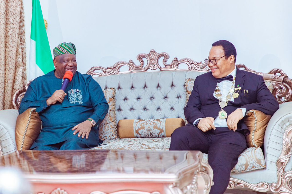 CalebMutfwang's tweet image. I had the honour of receiving the Supreme Knight of the Order of the Knights of Saint Mulumba (KSM), Sir Dr. Charles Mbelede, and his delegation at the New Government House, Rayfield.
In our meeting, I reaffirmed the indispensable role of the Catholic Church and its lay…