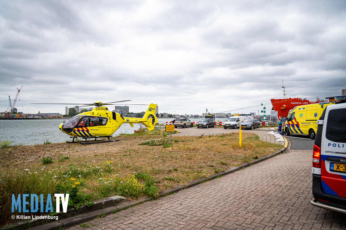 Twee mensen onwel op olietanker Vondelingenplaat Rotterdam