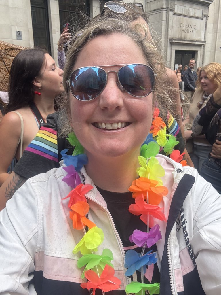 HAPPY PRIDE!!! 🎉 

Hope those in London today has a great day… one where they feel free to be who they are, &amp; both fight for, &amp; celebrate that ✊ 🥳 🙏

I have my legs out AND I’m wearing rainbow flowers,so it’s clearly a happy weekend 😁 

Stay safe, folks x
#TherapistsConnect