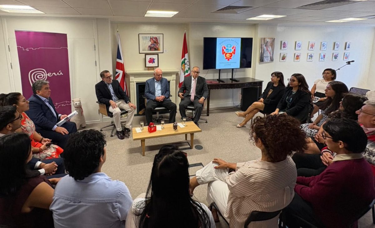 #NoticiasTorreTagle | En la sede del Consulado General del Perú en Londres, el viceministro Félix Denegri sostuvo un encuentro con representantes de la comunidad peruana residente en esa ciudad. La reunión permitió reforzar los lazos con nuestros connacionales, escuchar de