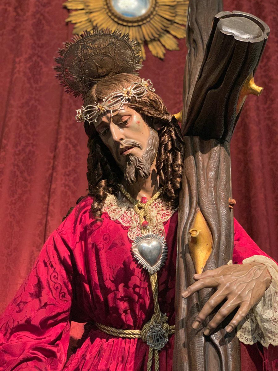 En la mañana de hoy también se ha procedido al cambio de túnica y atavío de Jesús Nazareno en su Segunda Caída para el tiempo ordinario.
#CofradíasMLG 
#SacramentaldelCarmenDoloroso