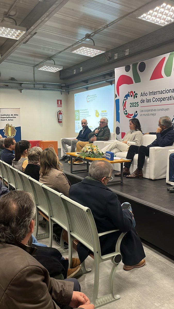 Hoy, Dia Internacional del Cooperativismo, saludamos a quienes forman parte de un sector que dinamiza a la Economía y Sociedad.
A las 11:30 hrs. en <a href="/canal10uruguay/">Canal 10</a> un programa especial. Repasaremos la Cadena de Radio y TV que brindó el Presidente de <a href="/Cudecoop_uy/">Cudecoop</a> Hugo Montaño.