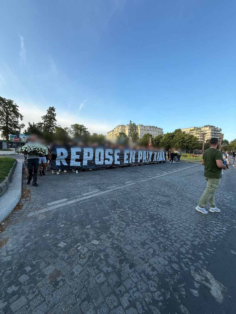 AUTEUIL1991's tweet image. Hier nous avons rendu hommage à notre frère Kama lors d’une marche silencieuse. Notre frère est parti mais un ultra ne meurt jamais.