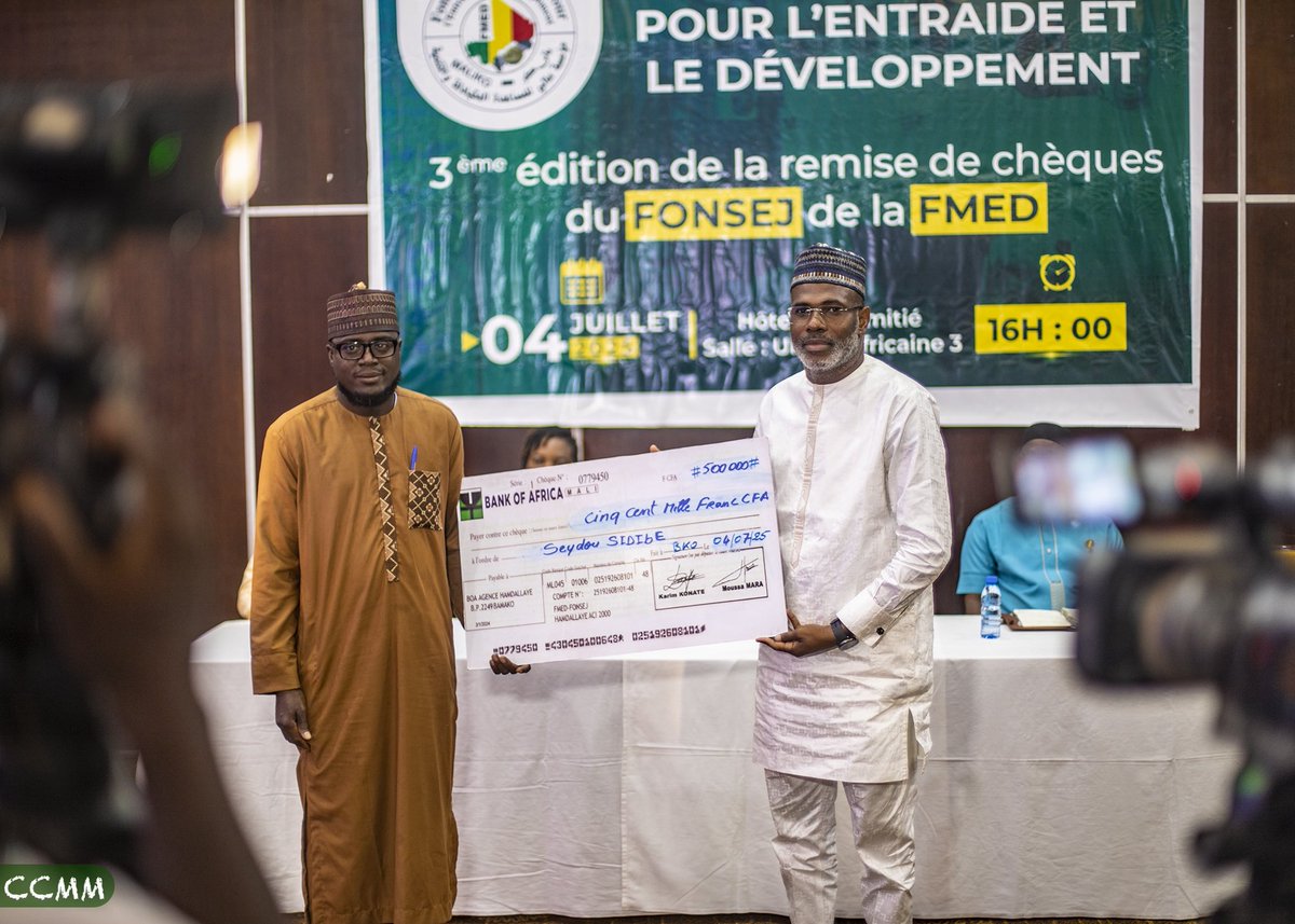 J’ai présidé la cérémonie de distribution des chèques du Fonds de Soutien à l’Emploi des Jeunes, ce vendredi à l’hôtel de l’amitié de Bamako. 

Ce dispositif soutient les jeunes porteurs de projets depuis 2020 et a ainsi financé 235 entreprises, et créé plus de 270 emplois pour