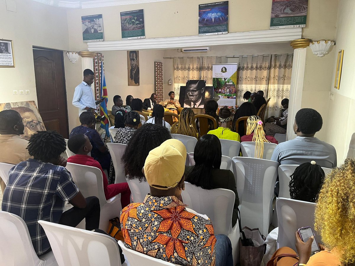 ccandreeblouin's tweet image. 📚 Rencontre littéraire ce matin chez nous : 4 jeunes auteurs congolais dénoncent les dérives de la société dans leurs œuvres.
Dans Rythmes intérieurs, Eli Wandja @zerahique : Au Congo, « sans parrain, même un simple stage devient inaccessible. »
#Autodétermination #Ccab