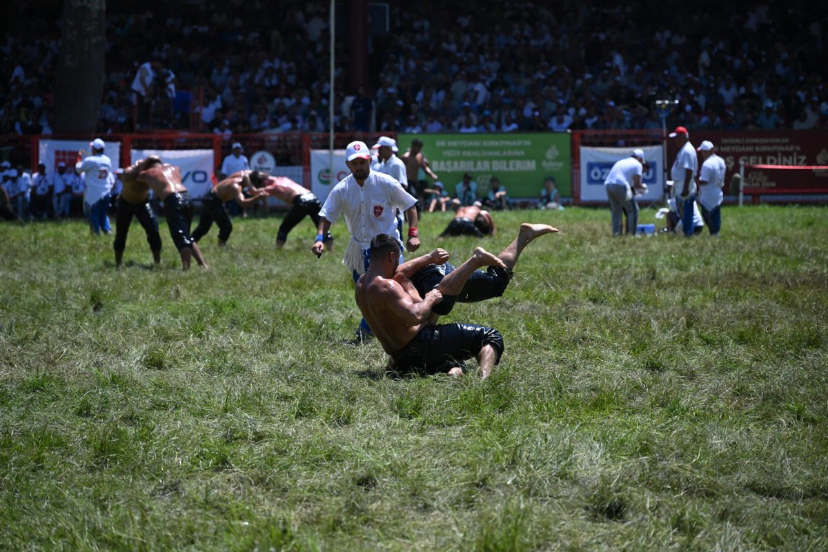 #Kırkpınar, heyecanın dorukta yaşandığı kıran kırana güreşlerle devam ediyor! 🤼‍♂️🔥

📍Sarayiçi Er Meydanı

-664. Tarihi Kırkpınar Yağlı Güreşleri’nin ikinci gününde, pehlivanlarımız er meydanında tüm güçleriyle mücadele ediyor. Gelenek, azim ve rekabetin buluştuğu bu tarihi