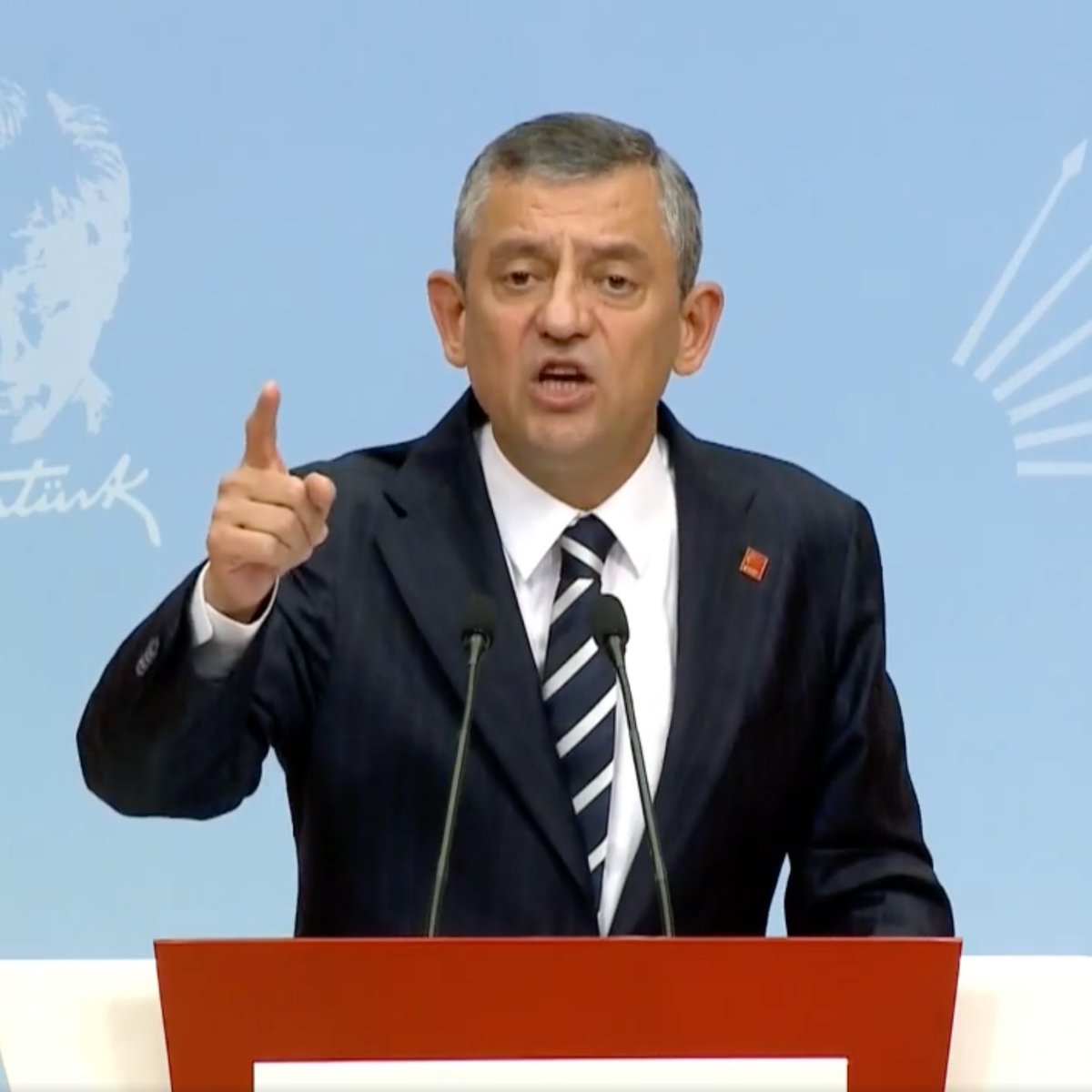 Özgür Özel'den Erdoğan'a:

''Allah'ın korkağı, sen birinci parti olsan parande atarak sandığa gidersin.''