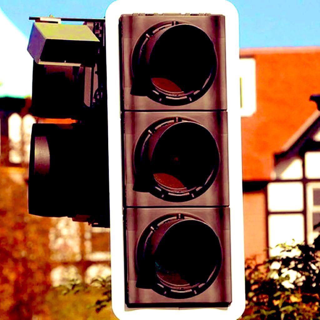 🚦 ❌ Traffic lights out!
📌 Fosse Road &amp; Henley Road jct #Leicester
📖 Highway Code Rule 176:
“If the traffic lights are not working, treat the situation as an unmarked junction and proceed with great care.”
Stay alert. Safety first. #LeicesterTraffic #RoadSafety #HighwayCode
