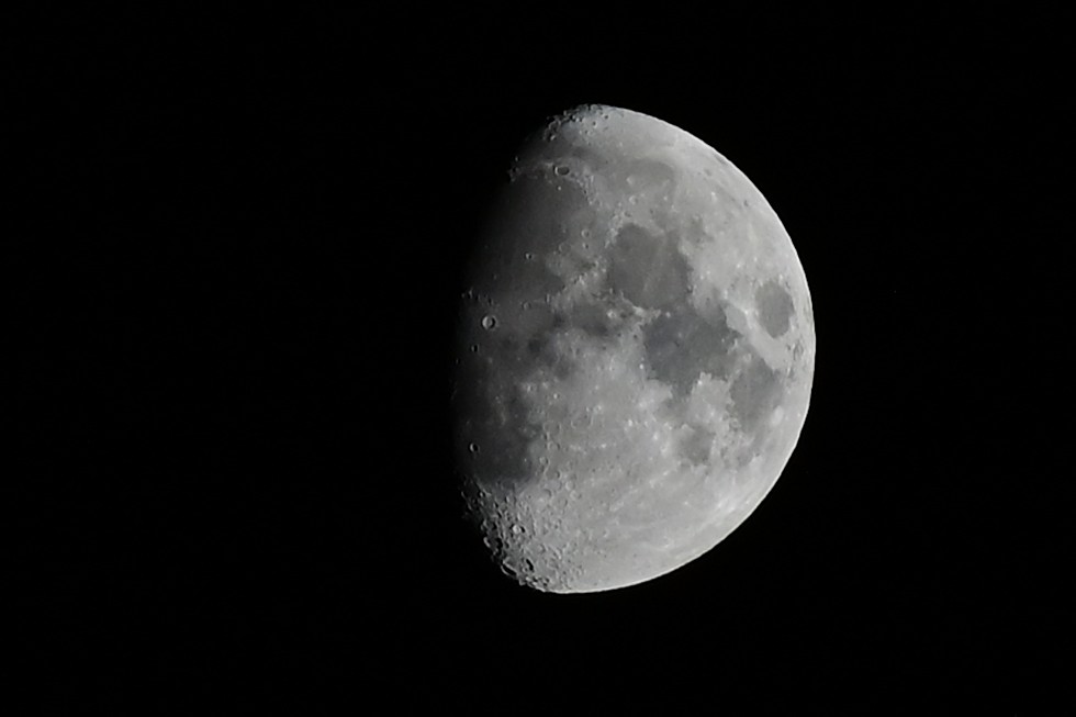 t_sakobe's tweet photo. 大分の月です🌔
無事に夜を迎えることができました。
しかし今日も暑かったですね💦

#イマツキ
#カメラ好きな人と繋がりたい 
#写真を撮るのが好きな人と繋がりたい
 #ファインダー越しの私の世界ᅠ https://t.co/Uxf9m0kW2H