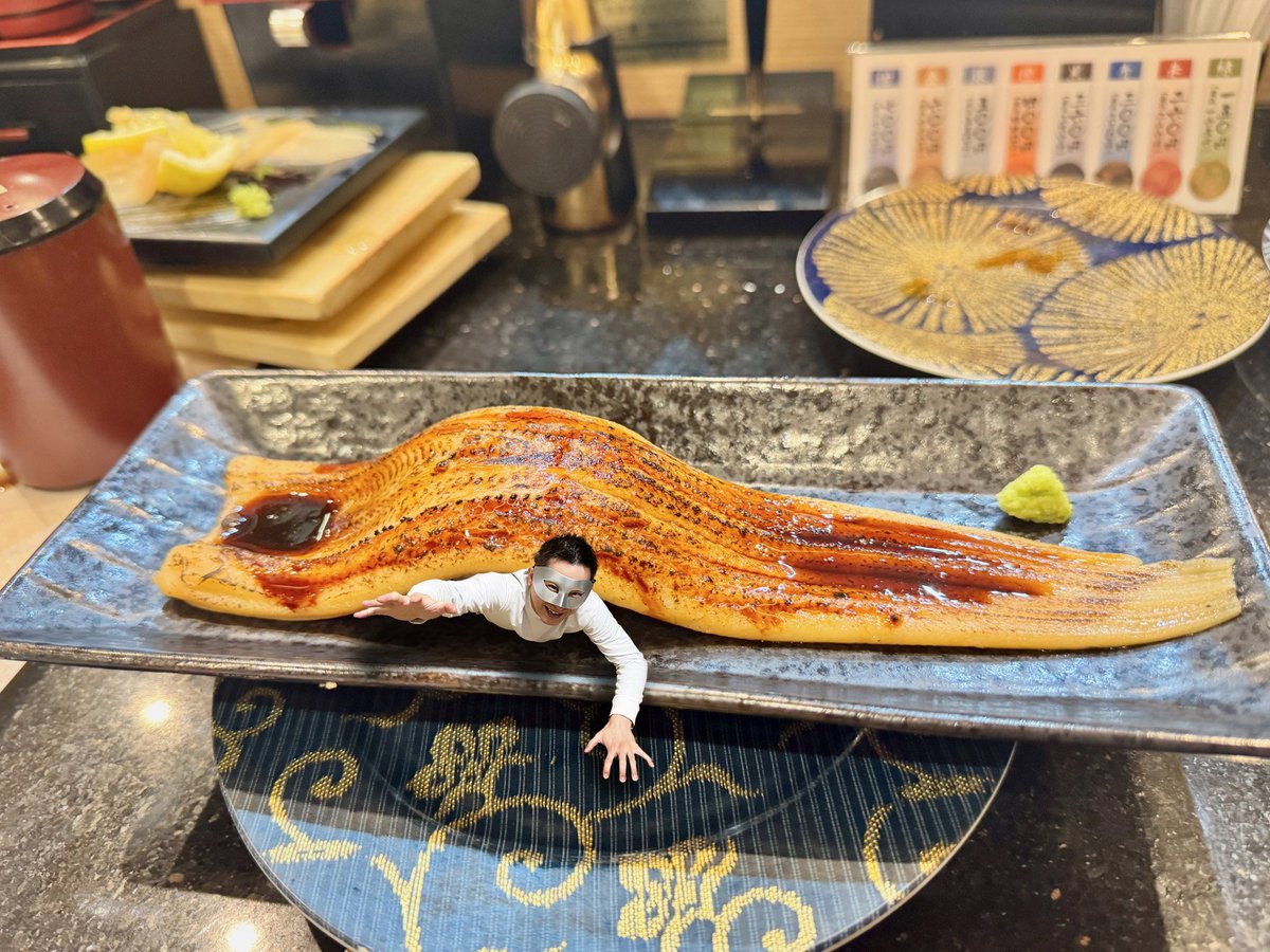 僕はごはんじゃないですよ！
助けてくださいー！
がんばれ!Mr.ながおか!
今日は穴子の日です。
いいね♥とフォローしてくれると嬉しいです

★独り言★
あなごもうなぎも大好きです。

#あなご
#寿司
#congereel 
#合成写真
#followme