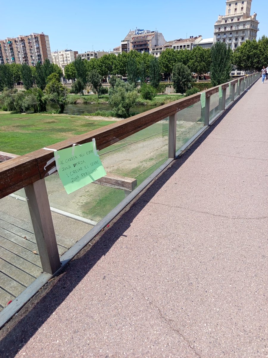 La foto no és meva, ni el cartell tampoc, però té tota la raó. Els que creuem la passarel.la a l'estiu perquè hem d'anar a treballar sabem que és esport de risc. Es podria cobrir o posar-hi algún tipus d'aspersió?