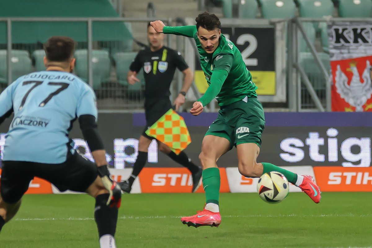 🆕 Kończy się przygoda pewnego uciekiniera w <a href="/SlaskWroclawPl/">Śląsk Wrocław</a>.

Po analizie klubowego działu prawnego 🇸🇪🇵🇸Assad Al-Hamlawi otrzymał najwyższą dopuszczalną przepisami karę. Mówimy o kwocie w okolicach 200 tys. zł.

Klub nie ugiął się także pod presją potencjalnego nabywcy, którym