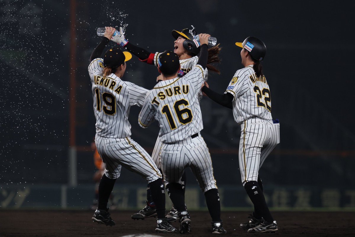 Tigers_Women's tweet image. 本日、バイトするならエントリー ドリームマッチ「阪神タイガースWomen対読売ジャイアンツ(女子)(以下 読売女子)」を行いましたのでお知らせします。
18時00分試合開始
読売女子 001 000 0 | 1
阪神TW 000 010 1x | 2
試合の詳細はスポナビをご覧下さい💁♀️ sports.yahoo.co.jp/official/detai…