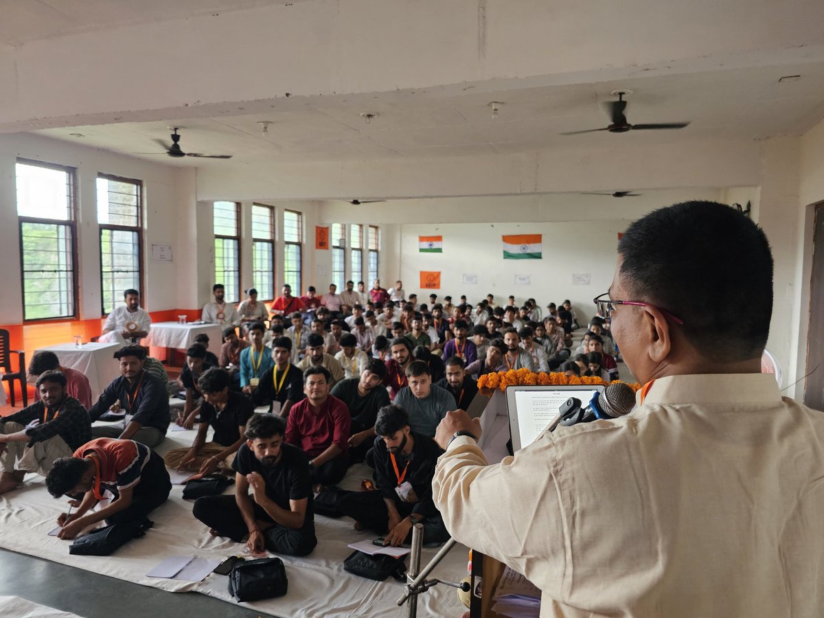 abvpjk's tweet photo. उधमपुर में चल रहे अखिल भारतीय विद्यार्थी परिषद जम्मू कश्मीर के प्रदेश अभ्यास वर्ग के अंतर्गत "कार्य पद्धति" सत्र में मध्य क्षेत्र के क्षेत्रीय संगठन मंत्री चेतस सुखड़िया जी द्वारा कार्यकर्ताओं को संगठन की मूल कार्यशैली अनुशासन और विचारधारा से अवगत कराया https://t.co/SMpTlMDiZE