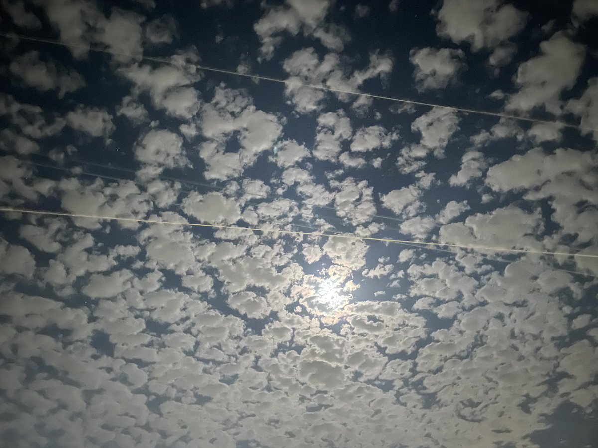 moconji's tweet image. 雲、気持ち悪いな…